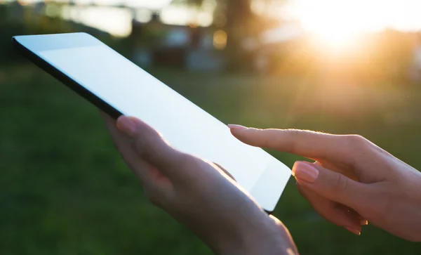 Primo piano di un donnaiolo utilizzando tablet mobile pc outdoor Messaggio di scrittura Comunicazione online — Foto Stock