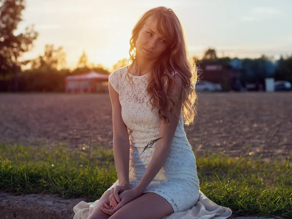 Güzel genç romantik kadın veya kız altında günbatımı güneşli açık havada portresi. Yaz akşam doğa. Yumuşak ışık. Fotoğraf sıcak renkler stil instagram filtrelerde tonda — Stok fotoğraf