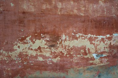 kaba dokulu arka plan kırmızı eski çimento duvar lekeleri ile kuru kırık peeling boya solmuş.