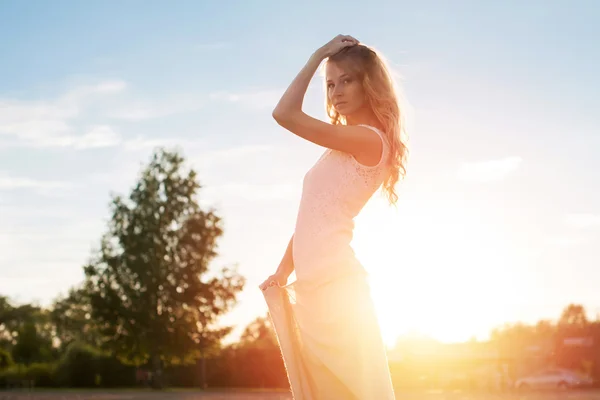 Jovem mulher sob a luz do pôr do sol, ao ar livre retrato. Luz suave e luz do sol . — Fotografia de Stock