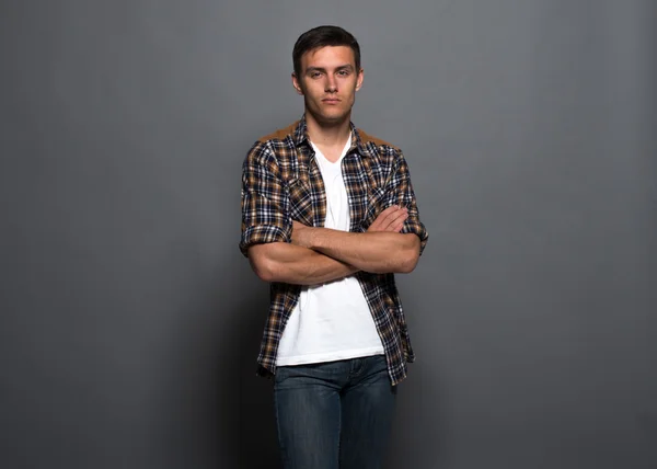 Retrato de un joven guapo - Estudiante urbano casual stule, camisa a cuadros, brazos cruzados —  Fotos de Stock