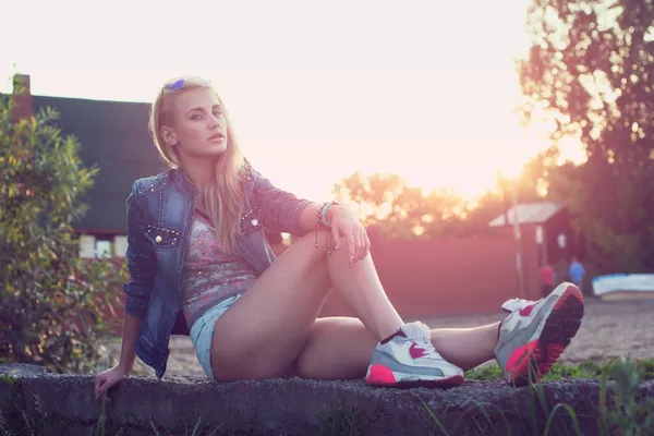 Retrato soleado de una hermosa chica de moda noche de verano al aire libre. Luz suave. Sol. Tonificado colores cálidos . — Foto de Stock