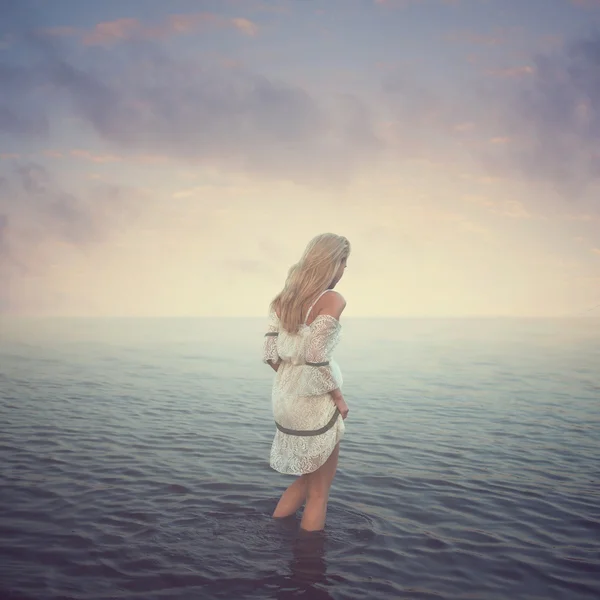 Schöne Mädchen im Wasser. Strand, Sonnenuntergang, Abend. Konzept Liebesromantik — Stockfoto