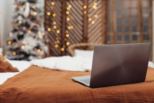 Laptop on the bed in the room Christmas time — Stock Photo, Image
