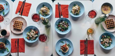 Üst görünüm bir grup insan için sofra hazır yemeğini ayarla