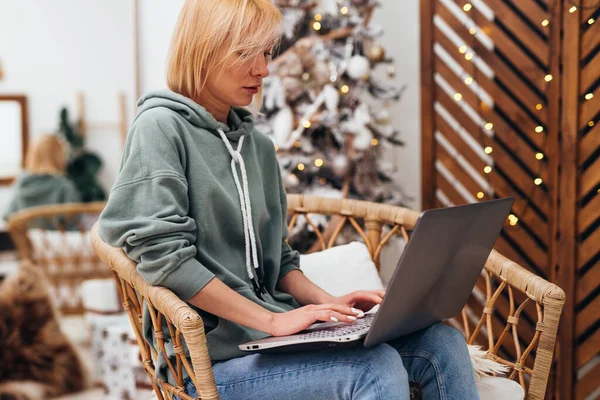 Ung kvinna frilansare arbetar på datorn hemma, studerar online, eller shoppa i nätbutik. — Stockfoto