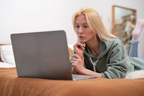 Jovem mulher usando computador portátil em casa. — Fotografia de Stock