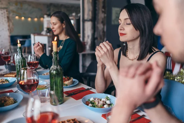 Gruppe von Menschen, die vor dem Essen beten. — Stockfoto