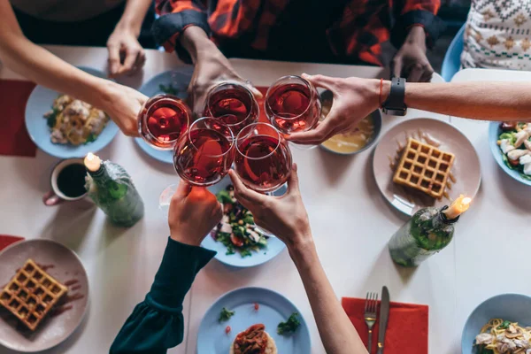 Grupo de amigos disfrutando de la comida en casa juntos —  Fotos de Stock