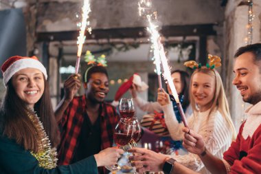 Bir partide havai fişekleri olan bir grup arkadaş. Genç arkadaşlar yeni yılı kutlamak için içki içiyorlar.