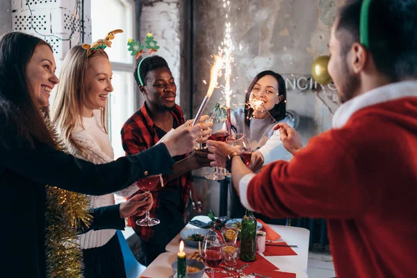 Amigos a dar uma festa. Pessoas sorridentes em um feriado brindar bebidas no café. — Fotografia de Stock