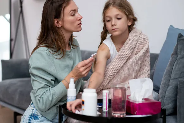 La fille est malade et sa mère la soigne — Photo