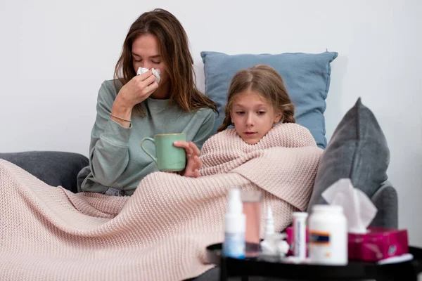 Máma a dcera mají příznaky nachlazení, onemocněli spolu. — Stock fotografie