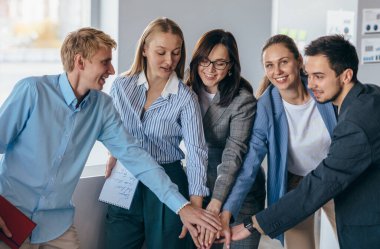 kendi elleriyle birlik birlikte gösterilen iş takım