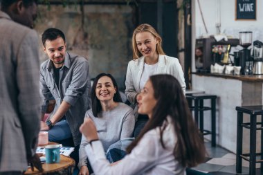 Ofisteki insanlar gayri resmi toplantı sırasında konuşuyorlar.