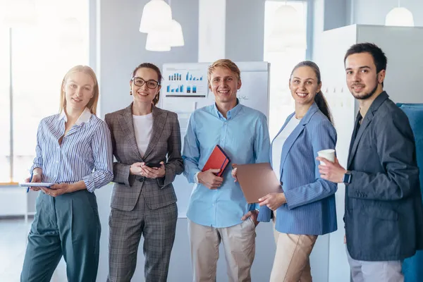 Retrato da equipe de negócios em pé juntos no escritório — Fotografia de Stock