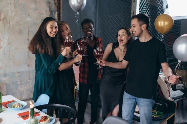 Grupo de amigos celebrando en el bar. — Foto de Stock