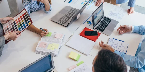 Colegas colaborando y compartiendo ideas en el escritorio en la oficina. — Foto de Stock