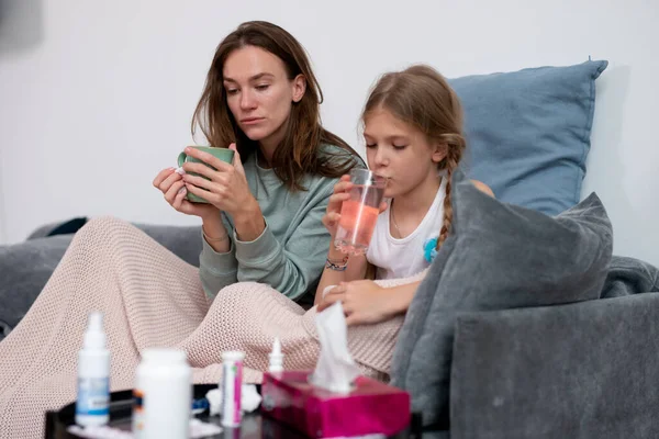 Mère et fille sont malades, assis à la maison malheureux — Photo