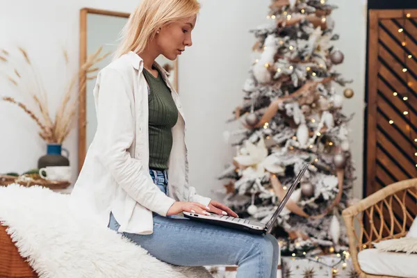 Jovem mulher com laptop no tempo de Natal — Fotografia de Stock