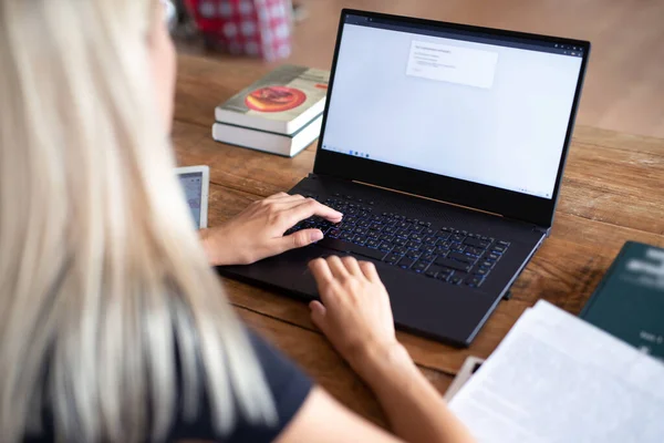 Vrouw gebruikt laptop om informatie te zoeken — Stockfoto