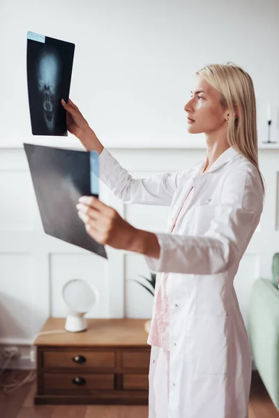 Unfallchirurgin untersucht Schädel-Scans im Büro — Stockfoto