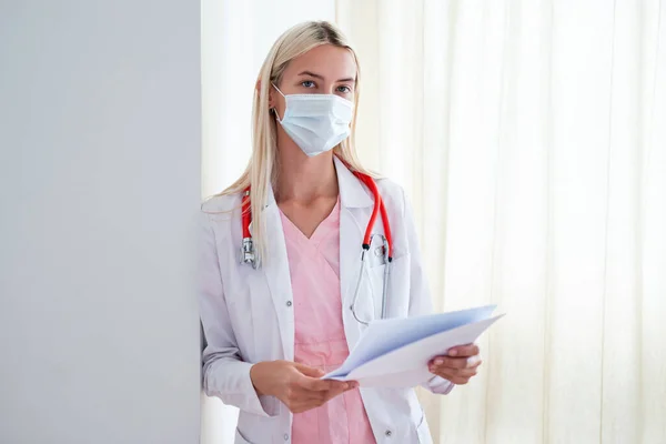 Retrato de jovem médica em pé no escritório. — Fotografia de Stock