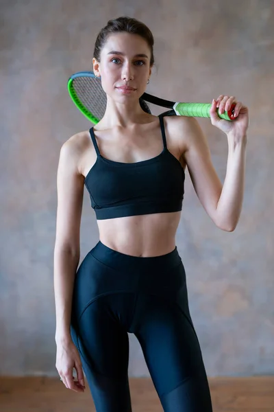 Portrait of female tennis player with racket — Fotografia de Stock