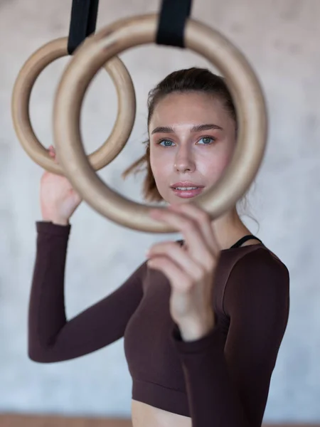 Fit woman with gymnastic rings at the gym — Photo