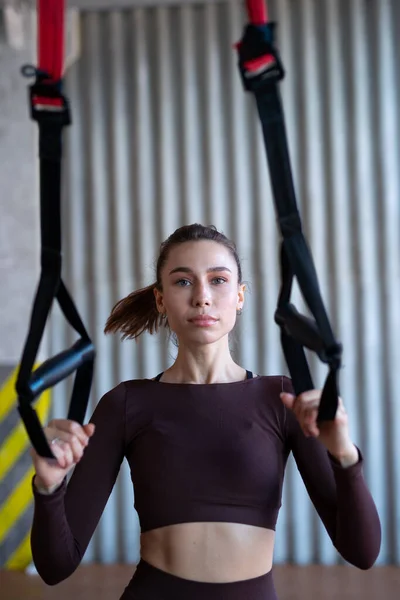 Fit woman standing in the gym with trx. — Fotografia de Stock