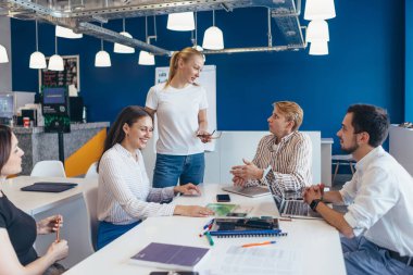 Ofisteki çalışanlar masanın etrafında toplandılar.