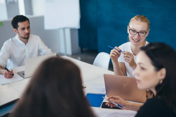 Medhjälpare diskuterar på jobbet på kontoret. — Stockfoto