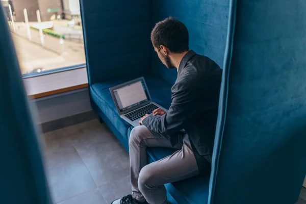 Geschäftsmann arbeitet in der Kabine bei Firmengeschäften. — Stockfoto