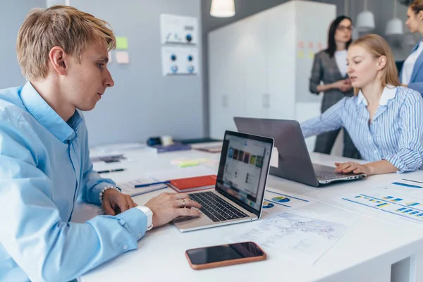 Homem com laptop no escritório mulher na mesma mesa de trabalho com laptop — Fotografia de Stock