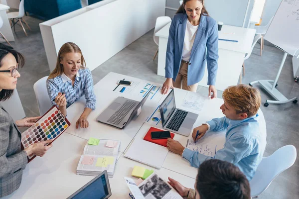 Grupo de empresários que interagem entre si em um escritório — Fotografia de Stock