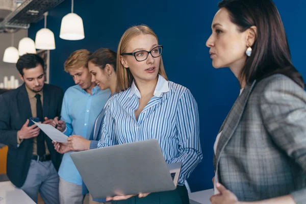 Los jóvenes interactúan activamente en el proceso de trabajo empresarial. — Foto de Stock