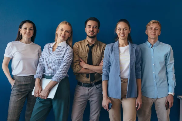 Grupo de empresários de pé juntos no escritório. — Fotografia de Stock