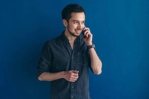 Gelukkig lachend jonge man praten op mobiele telefoon. — Stockfoto