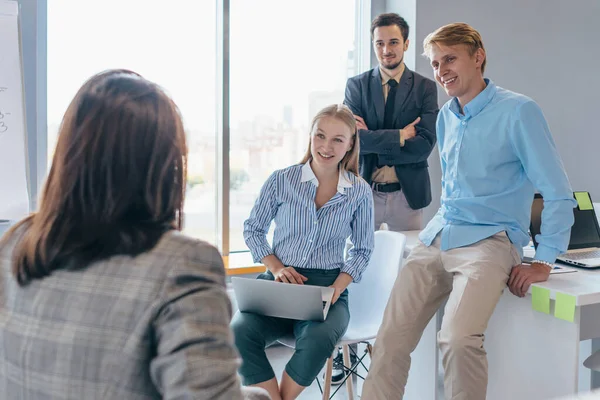 Empresaria recibiendo elogios de sus colegas durante una reunión en el cargo. —  Fotos de Stock