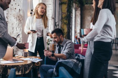 birlikte oturan ve okuyan öğrenci grubu