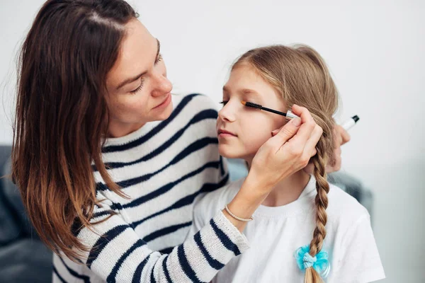 Madre applica il mascara alle sue figlie ciglia — Foto Stock