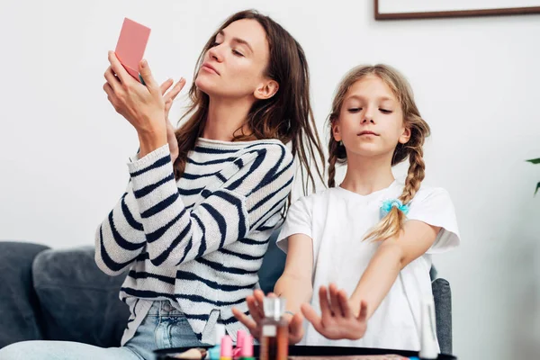 Madre e hija hacen las paces en casa —  Fotos de Stock