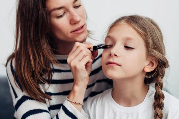 Mutter setzt Wimpern ihrer Töchter mit Wimperntusche auf — Stockfoto