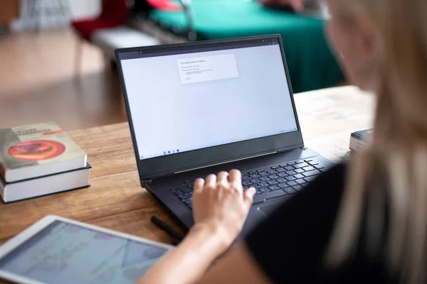 Vrouw met een laptop, handen op het toetsenbord — Stockfoto