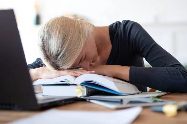 Deprimerad student att ha en hel del att läsa. — Stockfoto