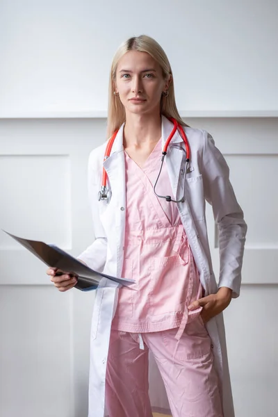 Porträt einer jungen Ärztin im weißen Mantel. — Stockfoto