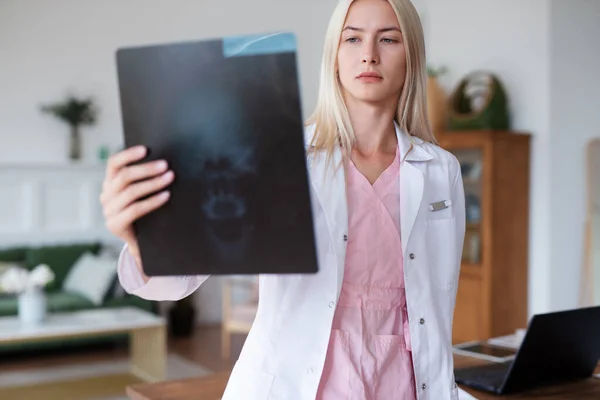 Doctora mirando una imagen de rayos X —  Fotos de Stock