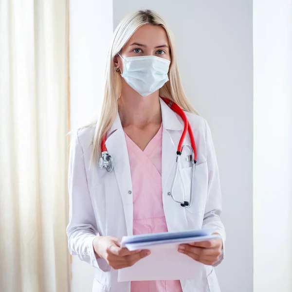 Retrato de jovem médica em máscara. — Fotografia de Stock