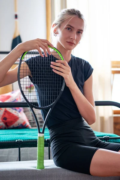 Portretul unei tinere jucătoare de tenis acasă — Fotografie, imagine de stoc