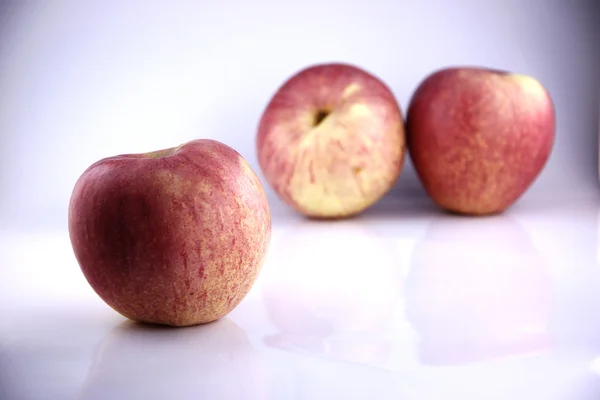 Apples fokus på förgrunden. — Stockfoto